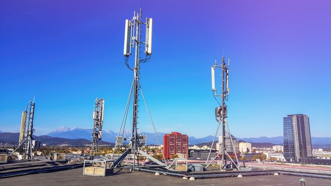 Antenas de telefonía en azoteas comunitarias.